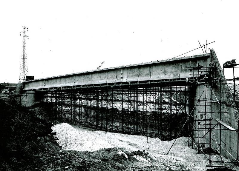 Fichier:Palluel Canal du Nord construction du pont de Palluel.jpg