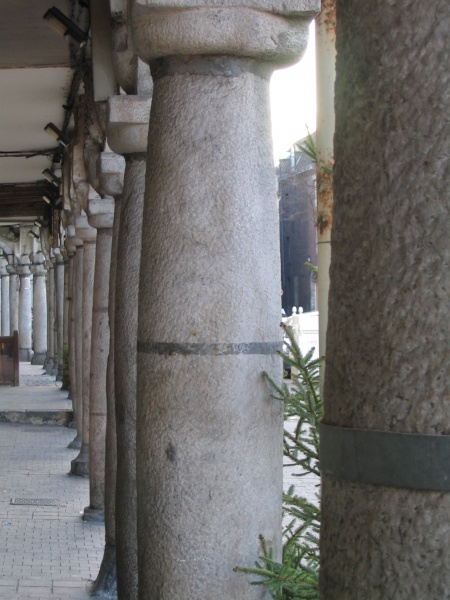 Fichier:Arras les colonnes de la Grand-Place.JPG