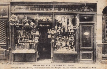 Maison Pillets-Lefebvre située 85 rue Faidherbe, perruques en vrais cheveux, vêtements et parures pour poupées