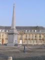 Arras obélisque place Victor Hugo.jpg