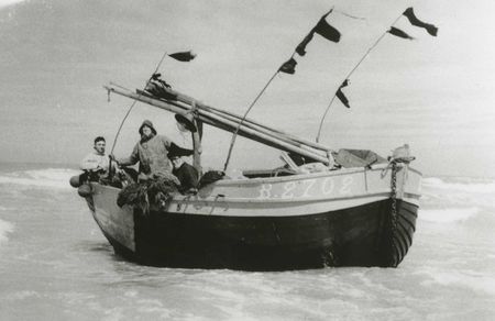 Paul Clerc et deux de ses frères de retour de pêche à bord du "Notre-Dame de l'Univers", B 2702