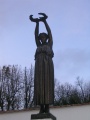 Vimy monument aux morts statue.jpg