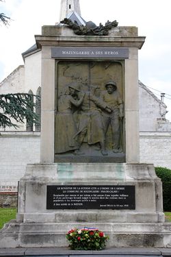 Mazingarbe monument aux morts2.JPG