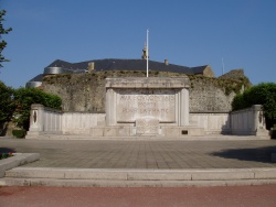 Boulogne-sur-Mer monument aux morts.jpg