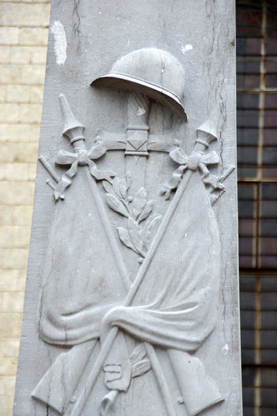 Fichier:Aubigny-en-Artois monument aux morts2.jpg