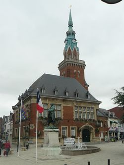La mairie et la statue Faidherbe