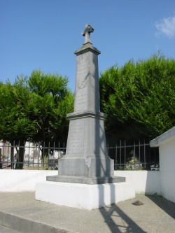 Gennes-Ivergny monument aux morts.jpg